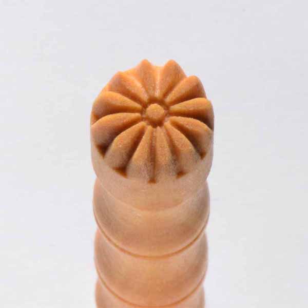 1.0cm round. Daisy 