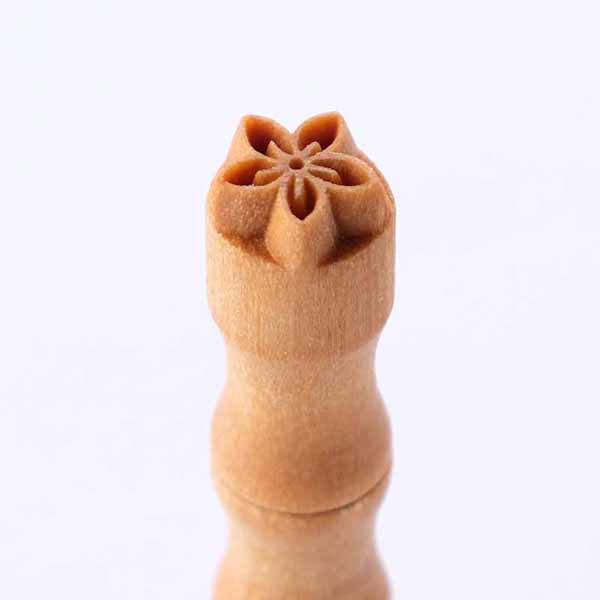 1.0cm round.  Simple Flower Outline 