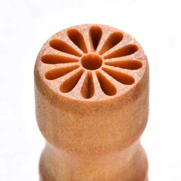 1.5cm  Debossed Daisy 