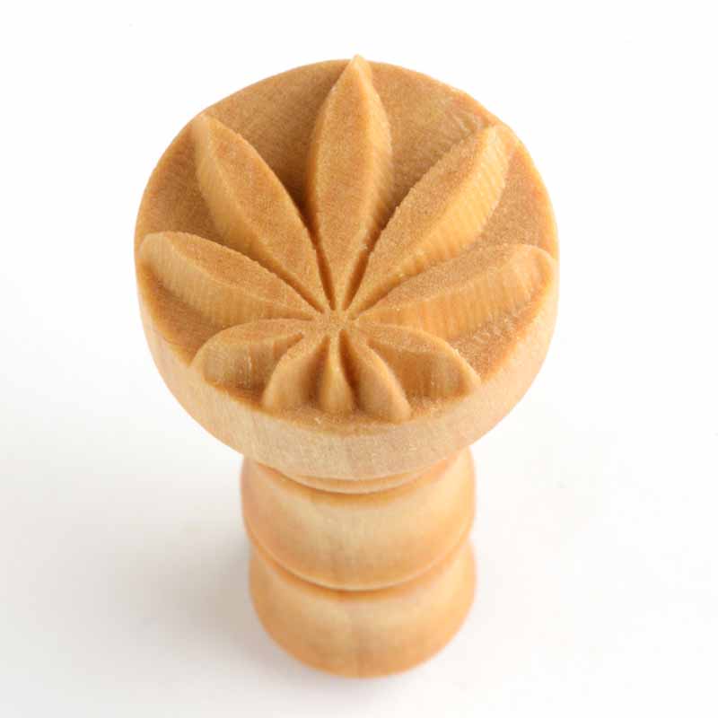 2.5cm Hemp Leaf 