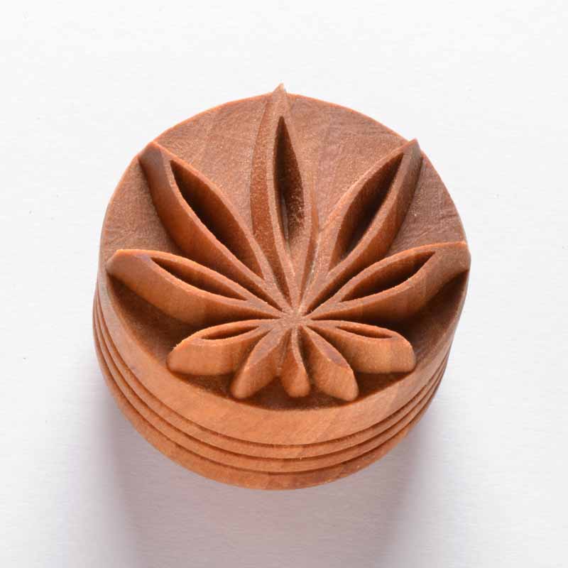 4 cm Hemp Leaf 